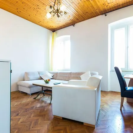 Optimist Apartment *