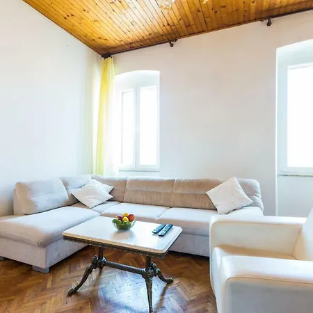 Optimist Apartment *