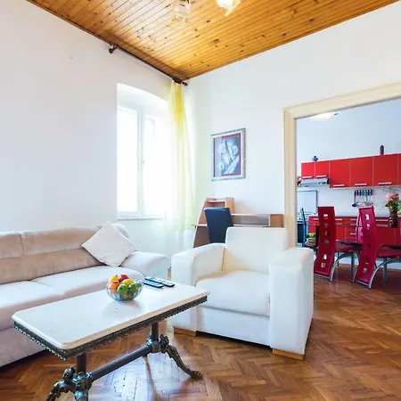 Optimist Apartment *